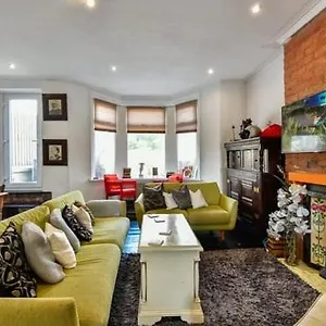 Guest house Quirky 4 Bedroom With Terrace, Cardiff