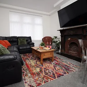 Guest house Royal Oak House By Ty Sa - 5 Bedroom House, Cardiff