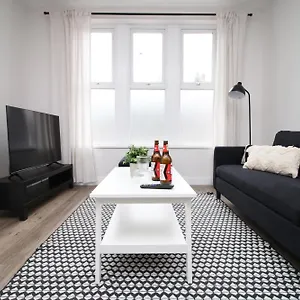 Guest house Large 5 Bedroom House - Harlequin Gardens By Ty Sa, Cardiff